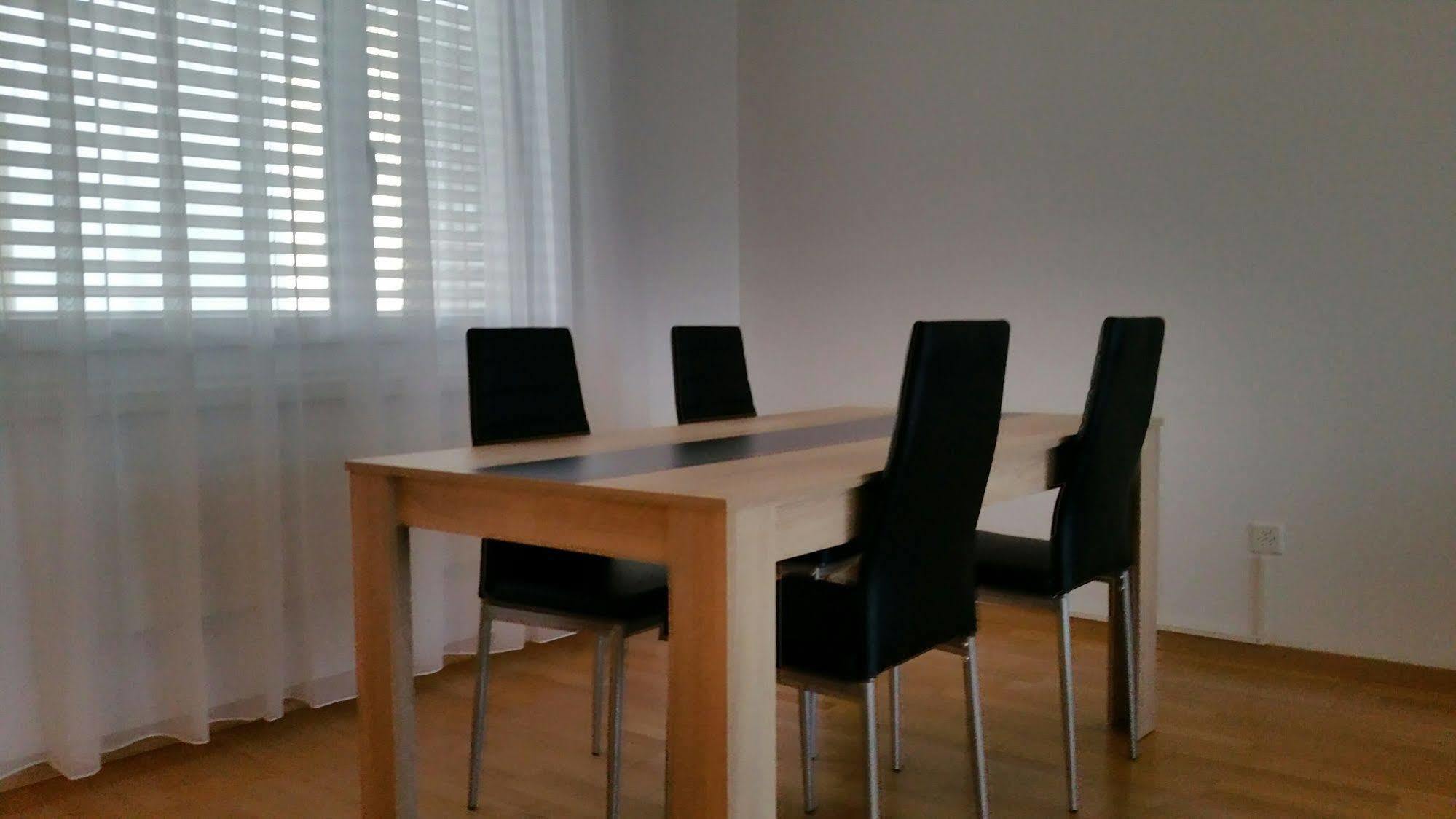ברן Max Aviation Villa & Apartments מראה חיצוני תמונה